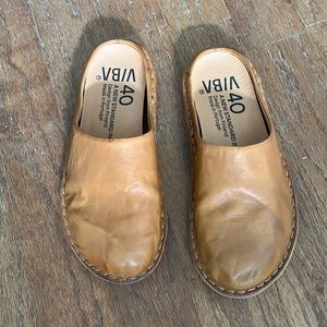 NWT Viba slides. roma , sunflower size 40